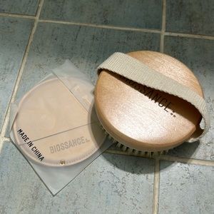 Biossance pocket mirror & dry brush with make-up case.
